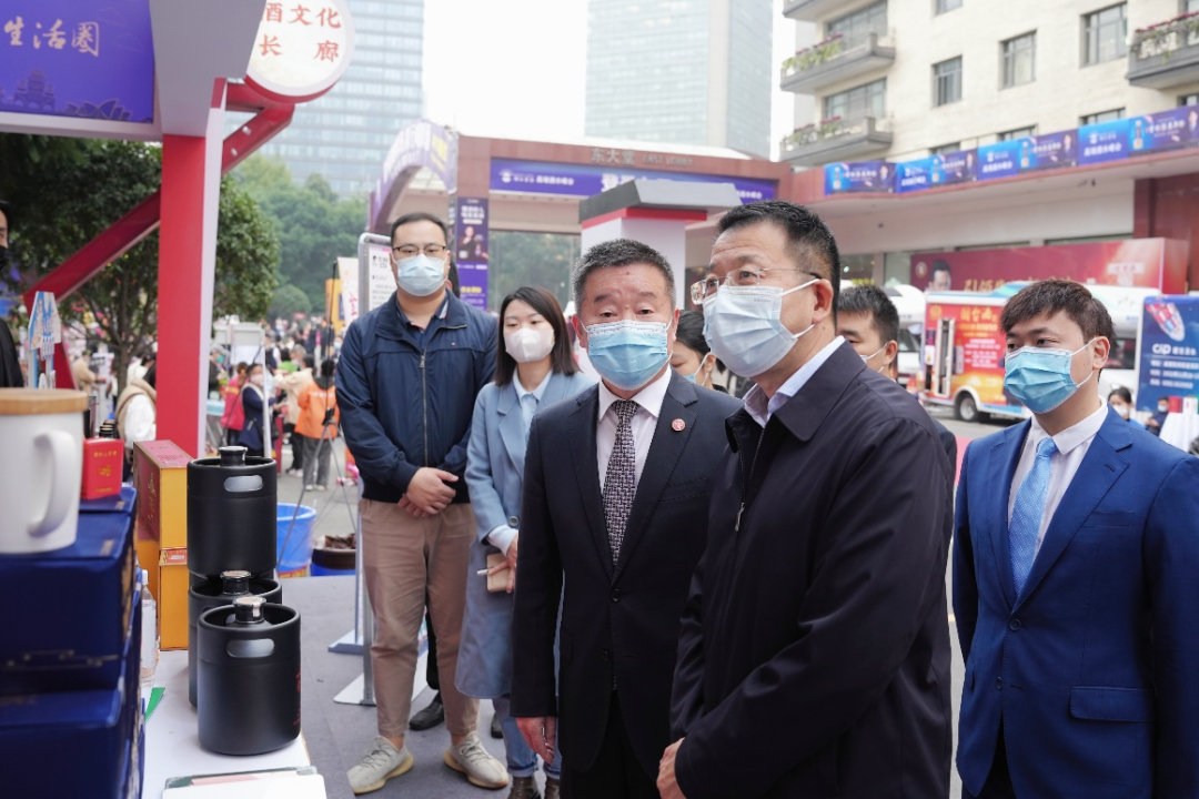 拉斯维加斯9888集团领导赴2022锦江宾馆酒类商务洽谈会现场检查指导工作